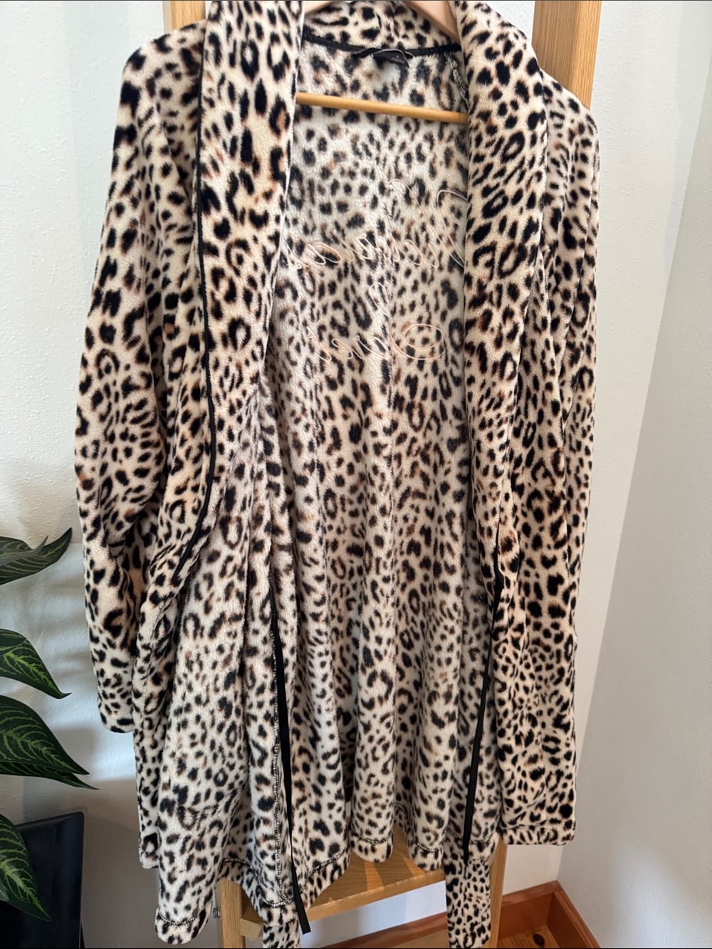 Victoria’s Secret M/L Leopard Print Plush Wrap Robe Cozy Winter Fleece - Picture 7 of 10